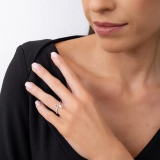 Prsten kapka se slovenským opálem - bíle zlato, diamanty